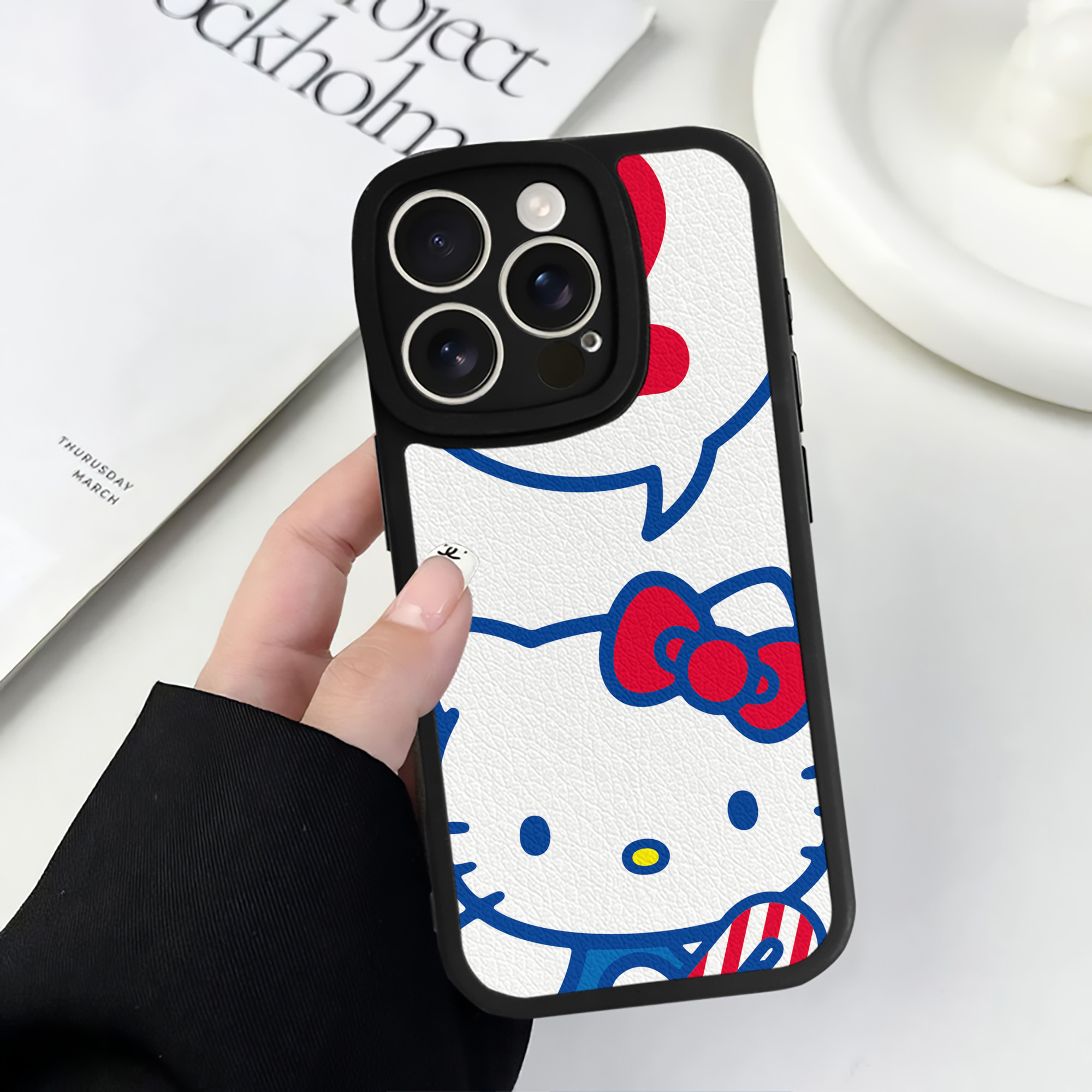 （画像用） Hello Kitty ハローキティ 【iPhone 16シリーズ対応】シリコンスマホケース（レザー調） 材質：シリコン